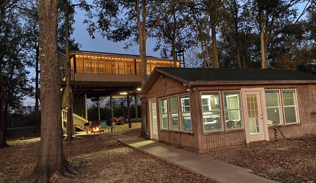 Cozy 2-bedroom lakefront fishing and hunting cabin in Jonesville with WiFi, AC