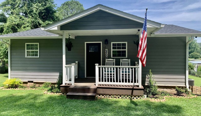 Cozy 3 Bedroom, 2 Bathroom Cottage, right on the water!