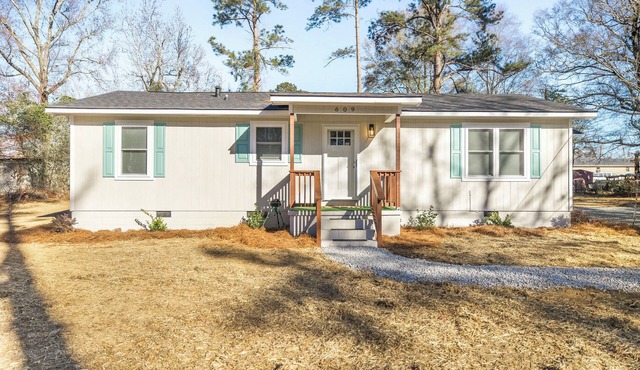 Cozy 3-bedroom house in the Sandersville city limits. Only minutes from downtown