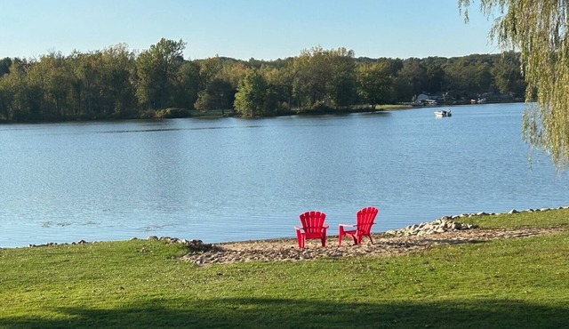 Cozy 3bd/3bth on Thornapple Lake, close to boat launch, shopping, restaurants!