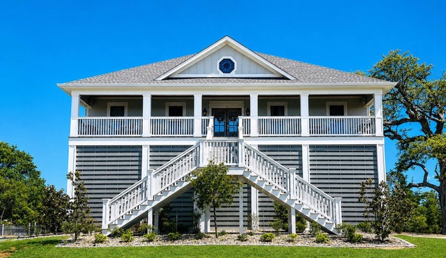 Cozy 4 bedroom home in Biloxi, MS. Close to boating, shopping, casinos & more!