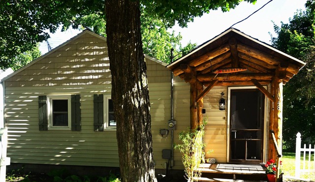 Cozy 4-bedroom house on the Muskegon River in serene Newaygo, MI with AC