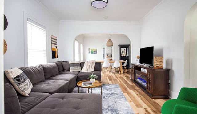Cozy Beach House: 1 Block to Lake. in South Haven