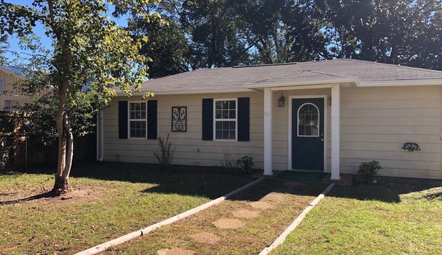 Cozy Breeze Bungalow-walk to beach, harbor, restaurants, quaint downtown.