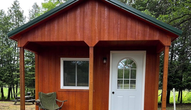 Cozy cabin in the woods on our own private lake with WIFI, A/C & Heat.