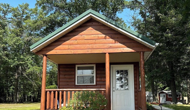 Cozy cabin in the woods on our own private lake with WiFi, AC. Perfect getaway