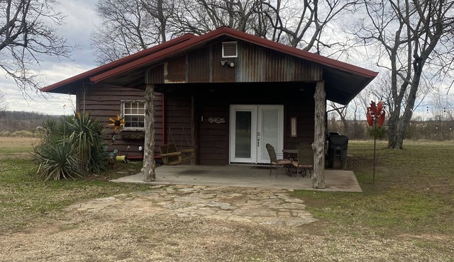 Cozy cabin w/fire pit, close town with a country feel & 20 min from Hochatown!