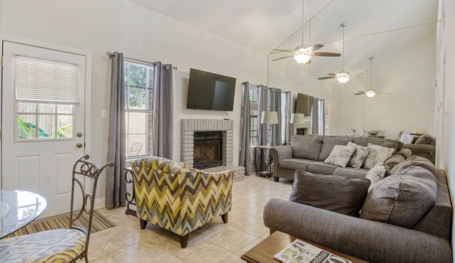 Cozy Clean Updated Townhome, Central located!