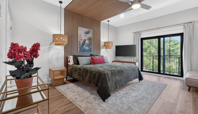 Cozy Condo with Rooftop Views