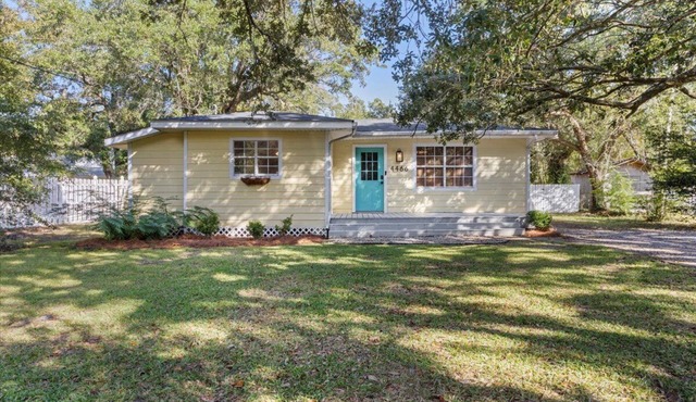 Cozy Cottage 2 miles from the Beach! Minutes to Gulfport, Pass, Bay St. Louis!