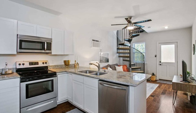 Cozy Cottage in Quiet Uptown