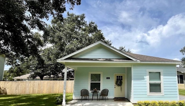 Cozy Cottage Near Beaches sleeps 4