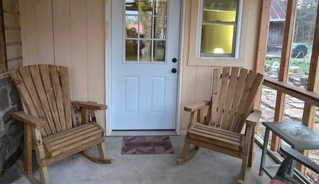 Cozy full bed studio in the country side of peaceful Prairie Grove with AC