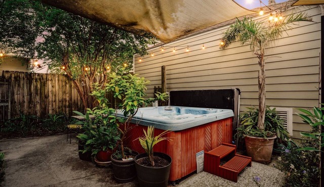 Cozy Garden Hot Tub, Streetcar