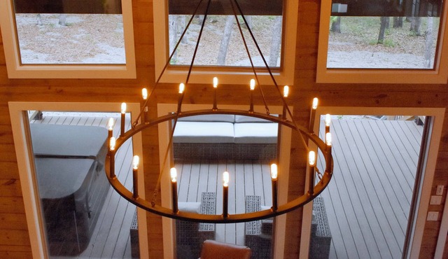 Cozy Hilltop Hideaway at Lake Eufaula. Back deck Hot tub and balcony Lakeview!