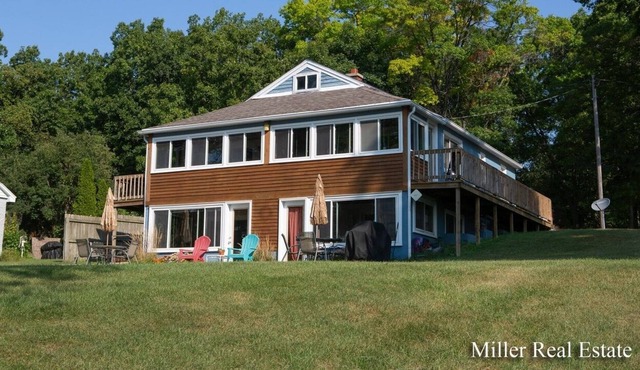 Cozy Lake Front get away
