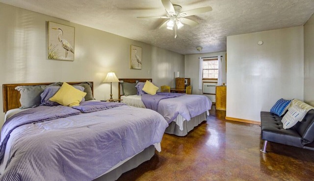 Cozy Lake Front Room! H3
