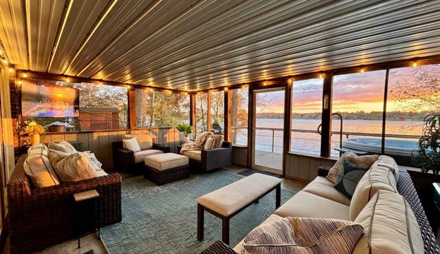 Cozy lakefront A‑frame w/hot tub & dock in Decatur