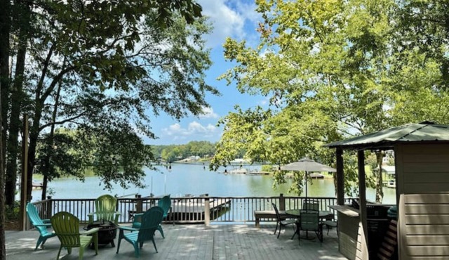 Cozy Lakehouse. Screened Porch. Firepit. Kayaks. Lilypad. Dock. Jetski Ports. TV