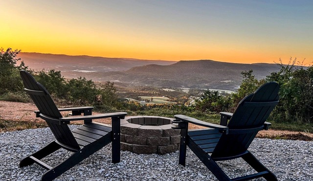 Cozy retreat with picturesque views! Close to restaurants, hiking and river.