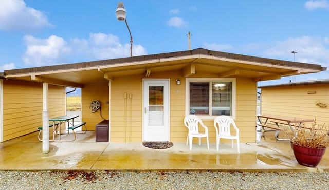 Cozy riverside cabin with kitchenette & laundry facilities - dog-friendly in Mount Vernon