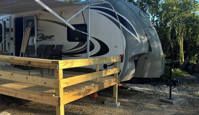 Cozy RV in Wonderful Jacksonville with WiFi, AC, near shopping, zoo, airport.