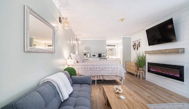 Cozy Studio Retreat on Golf Course -Near Schuss Mountain, Pool & Hot Tub Access!