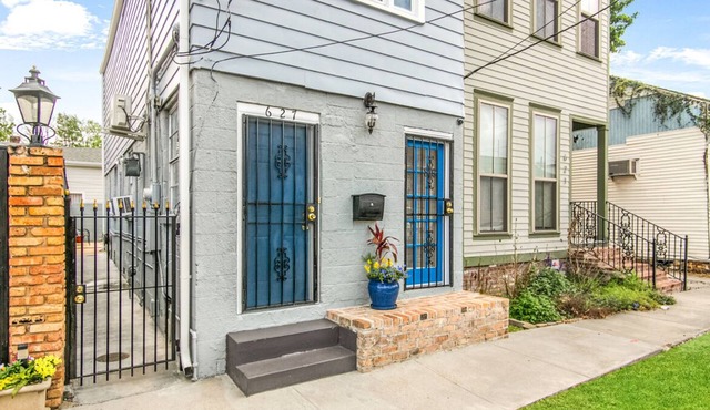 Cozy uptown New Orleans single property located near great amenities.