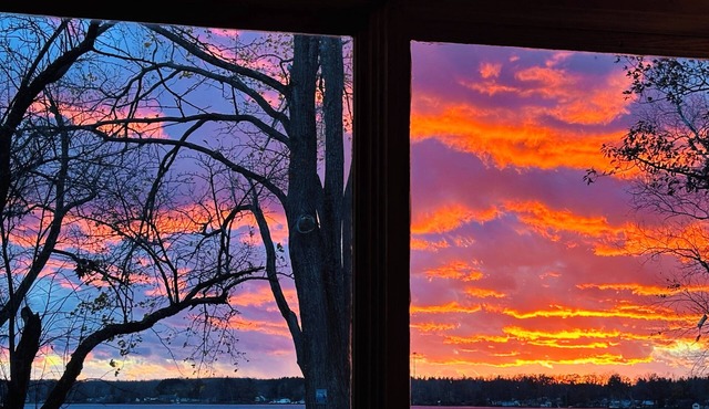 Cozy Waterfront 4-bedroom Cottage. Best Sunsets! 10 mins South of Mackinaw City!