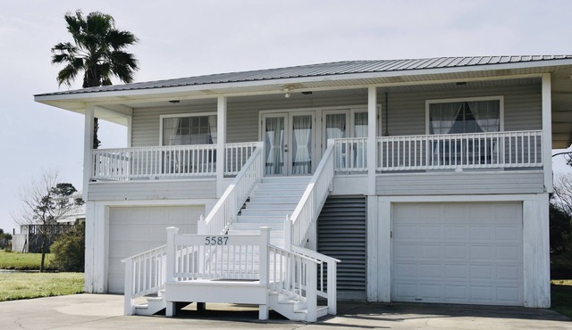 Cozy Waterfront Beach House with Private Beach/Pier/Tennis Courts