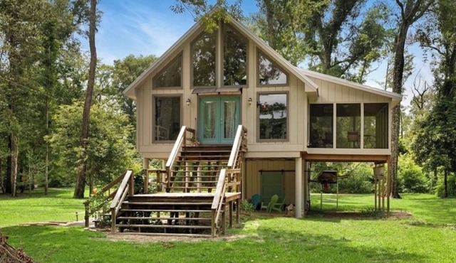 Cozy Whispering Hideaway- Indulge in serenity and unwind in nature.
