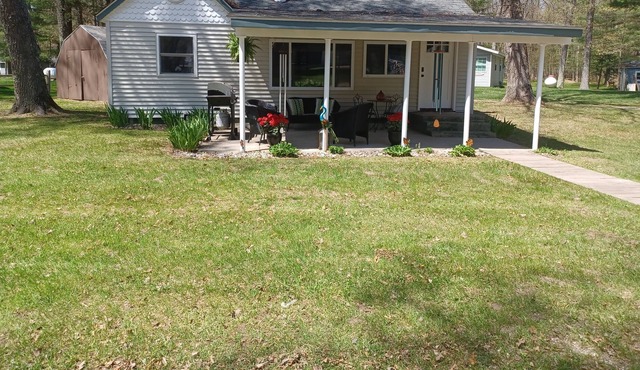 Cozy Wolf Lake Cottage