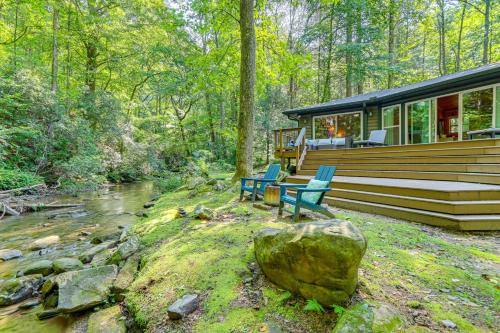 Creekside Cabin Rental ~ 8 Mi to Downtown Ellijay!