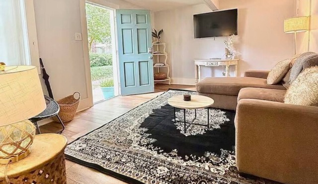Creole Chalet - Fabulous Apartment in Vibrant Uptown New Orleans- Walk to Tulane