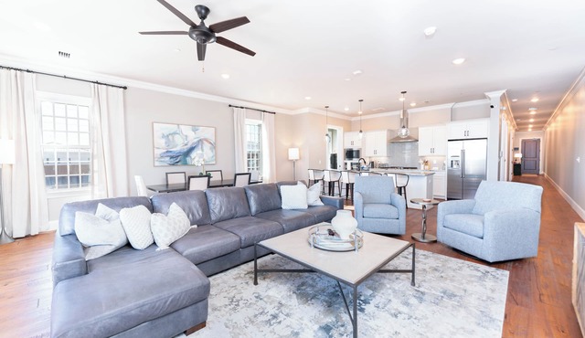 Crimson Luxe Retreat: Luxury Condo Steps from Bryant-Denny & Tuscaloosa Nightlife!