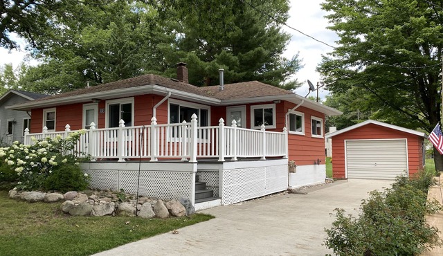 Crooked Lake Cottage- all sports lake, remodeled, picturesque, outdoor amenities