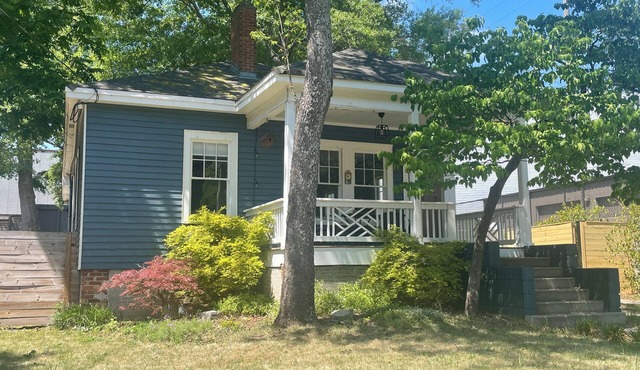 Cute 2 bedroom bungalow! yard, deck , fire-pit, walkable to Decatur restaurants