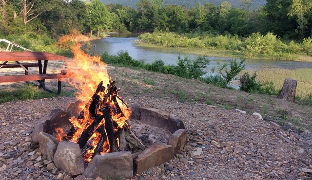 Cute Cottage River Front! Hot Tub , Four Twin Beds Friend Retreat!