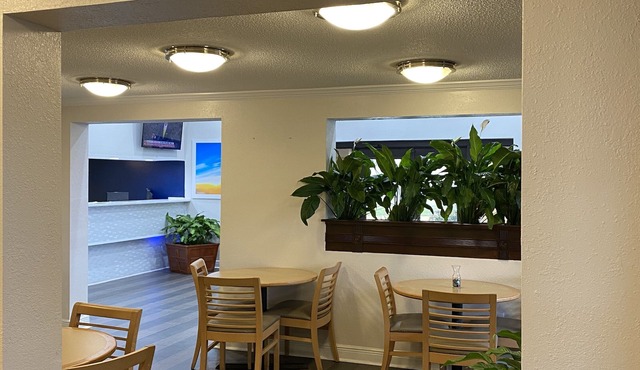 Days Inn & Suites by Wyndham Mobile