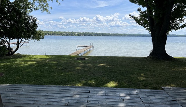 Delightful sunny beachfront cottage with fire pit 4 min to Concerts!