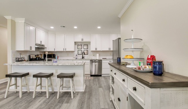 Dine, Shop & Play: Kenner Home w/Patio & Yard!
