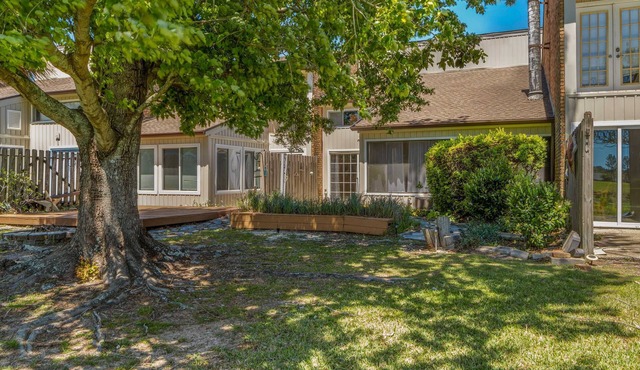 Dog-friendly coastal townhome with golf course views, patios, & washer/dryer
