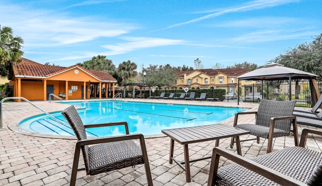 Dog-friendly townhouse near Disney with outdoor pool, patio, streaming, W/D, AC