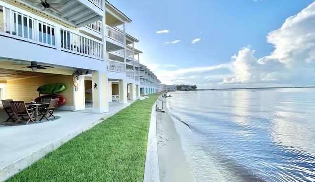Dolphin Watch: Lovely Waterfront Unit with Kayaks!