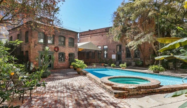 Downtown 1 bed + loft w Pool, gym, gated parking +