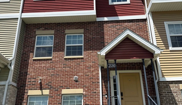 Downtown 2BD 2.5BA townhouse w/free garage parking in Des Moines