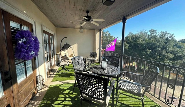 Downtown Front Street 2-bedroom townhome with balcony views