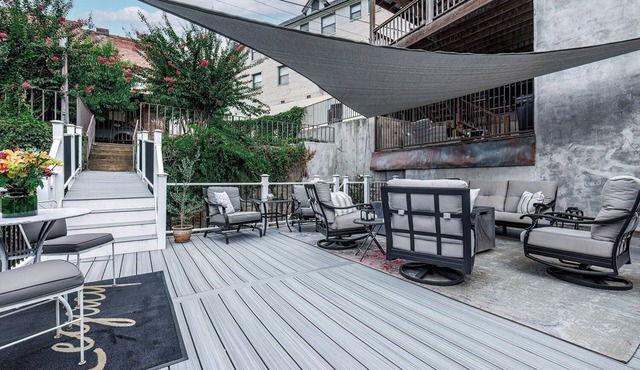Downtown Hot Springs! Spacious outdoor area! Walking distance to bathhouse row.