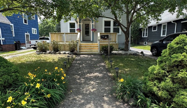 Downtown Midland, walking distance to Dow Gardens, Tree Canopy and Main Street