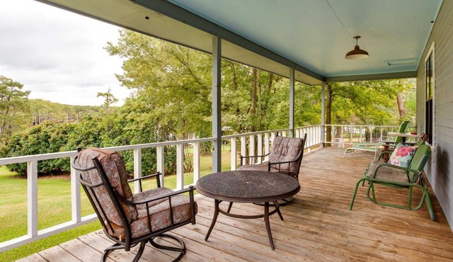 Doyline Cottage w/Large Porch & Lake Access!